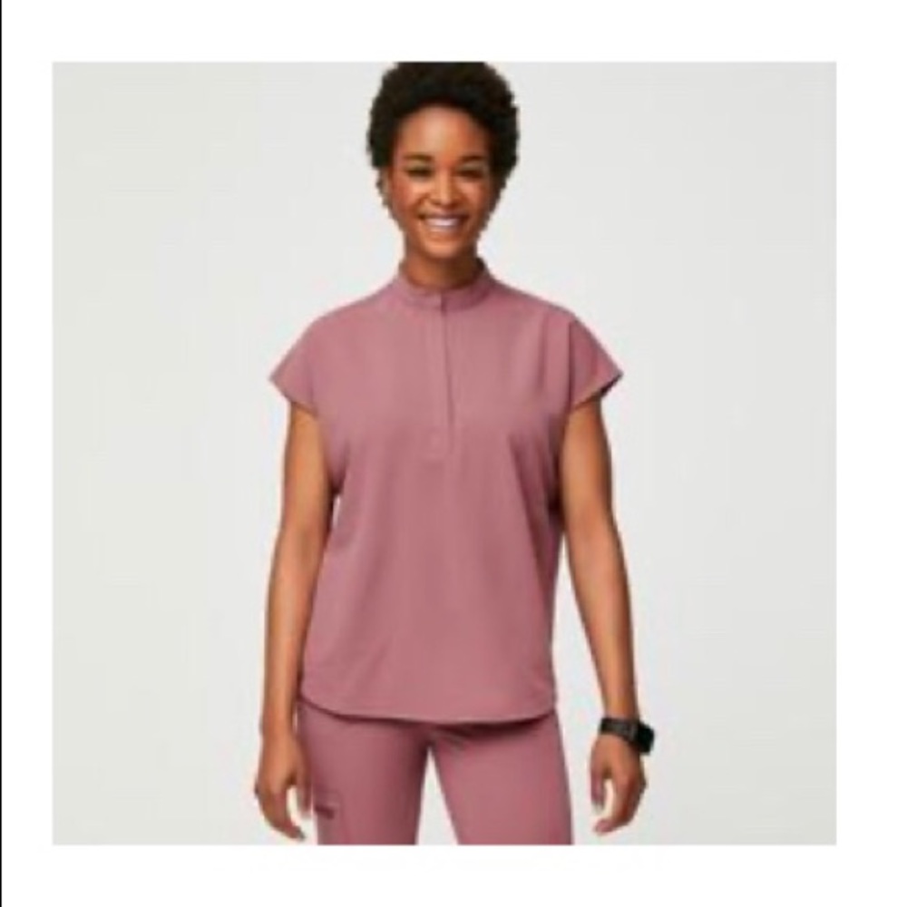 Figs women’s top scrubs.